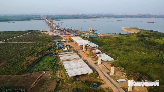 Theo số liệu báo cáo của Ban quản lý Dự án đầu tư xây dựng công trình giao thông thành phố Hà Nội, nhà thầu đã hoàn thành toàn bộ 941 cọc khoan nhồi và đổ bê tông 69/70 bệ trụ cầu. Những trụ cầu bê tông cốt thép lần lượt vươn cao giữa lòng sông, đánh dấu tiến độ thi công của công trình.