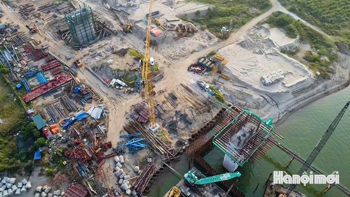 Song song với thi công trụ cầu, các đơn vị tập trung đúc dầm Super T phục vụ lắp đặt các nhịp cầu. Đến kỳ báo cáo, 185/450 phiến dầm Super T đã được đúc, trong đó 3/45 nhịp dầm đã hoàn thành lao lắp.