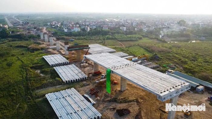 Dự án có chiều dài cầu vượt khoảng 4,377km, gồm 70 trụ cầu, đi qua sông Hồng và vượt đê tả Hồng, đê hữu Hồng. Điểm đầu tuyến thuộc xã Mê Linh, điểm cuối thuộc xã Ô Diên, kết nối với các cầu cạn thuộc gói thầu BOT.