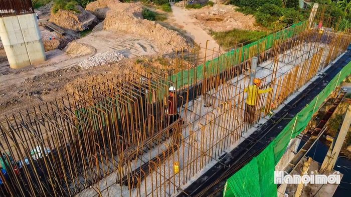 Công tác thi công thân trụ đang được triển khai đồng loạt, đã có 63/70 trụ đã được triển khai đổ bê tông thân trụ. Trong đó hoàn thành 202/226 đốt thân trụ, tạo tiền đề cho các hạng mục kết cấu phía trên.