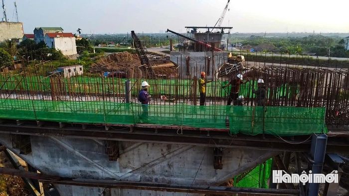 Trên công trường, các đơn vị tiếp tục thi công xà mũ trụ cầu, đã có 21/70 trụ được triển khai đổ bê tông xà mũ, hoàn thành 48/147 đợt đổ bê tông, từng bước hoàn thiện hệ thống kết cấu đỡ nhịp cầu.