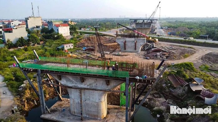 Công tác thi công các đốt dầm đúc hẫng được triển khai tại nhiều vị trí. Hạng mục đổ bê tông đốt K0 đã được thực hiện tại 10/19 trụ, với 25/57 đợt đổ bê tông; 6/758 đốt dầm đúc hẫng đã hoàn thành.