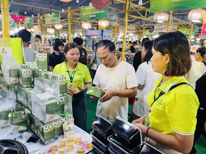 Hà Nội tăng cường kết nối tiêu thụ nông sản thông qua hệ thống siêu thị, chuỗi cửa hàng thực phẩm, hội chợ. Ảnh: PV
