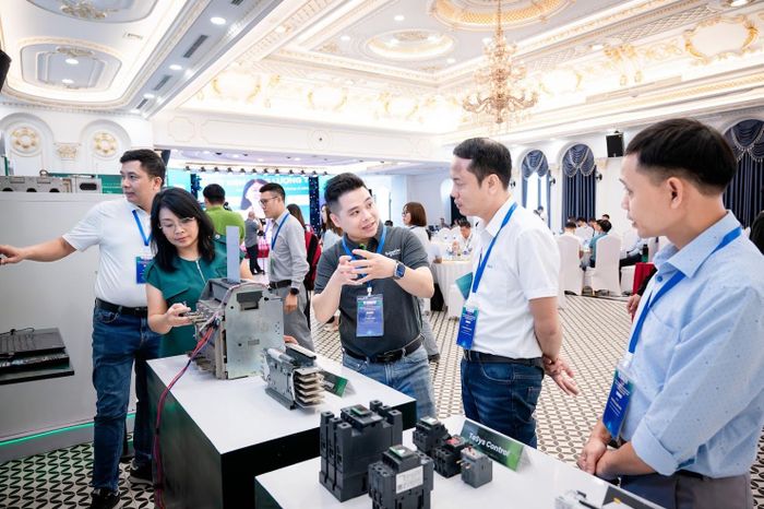 Các đại biểu tham quan gian hàng và nghe giới thiệu về công nghệ tại sự kiện. Ảnh: Hoàng Anh