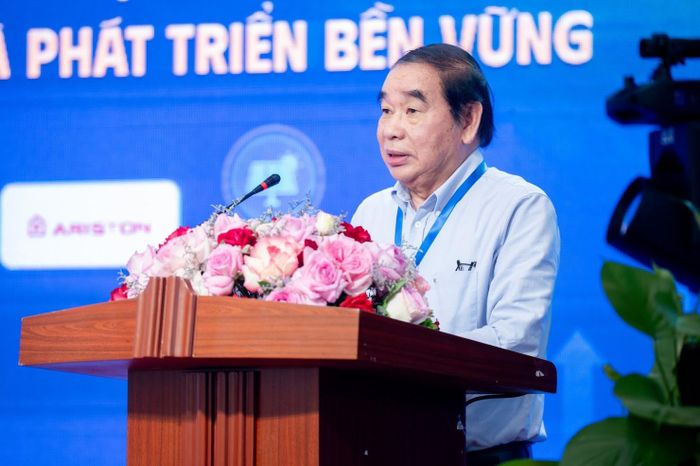 Ông Nguyễn Đình Hiệp, Chủ tịch Hội Khoa học và công nghệ sử dụng năng lượng tiết kiệm và hiệu quả Việt Nam (VECEA) phát biểu tại chương trình. Ảnh: Hoàng Anh