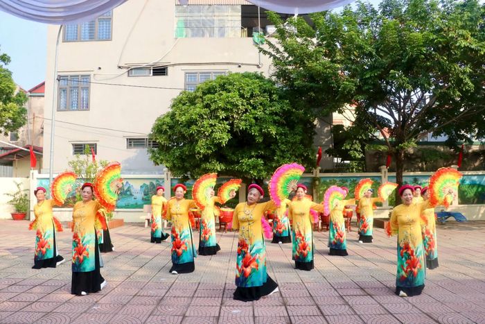 Câu lạc bộ dưỡng sinh tập luyện. Ảnh: Nguyễn Thủy