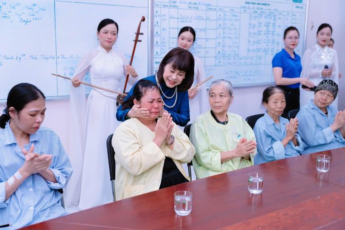 Người bệnh xúc động với những lời ca, tiếng hát được các nghệ sĩ biểu diễn. Ảnh: BVCC