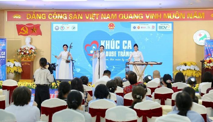 Chương trình thiện nguyện “Khúc ca Blouse trắng” mang đến những giai điệu đẹp. Ảnh: BVCC