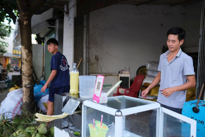 Xã Kim Anh đã hỗ trợ bảng mã QR cho nhiều tiểu thương niêm yết tại cửa hàng, để người dân tích cực thực hiện các giao dịch thanh toán điện tử. Ảnh Sỹ Hào