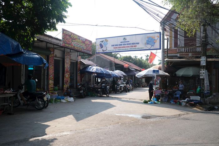 Mô hình chợ dân sinh hiện đại, thanh toán không dùng tiền mặt triển khai tại xã Kim Anh. Ảnh Sỹ Hào