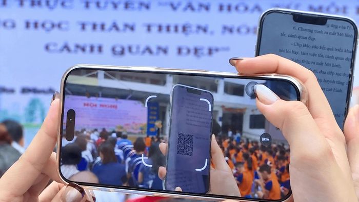 Người dân quét mã QR để tham gia cuộc thi trực tuyến "Văn hóa từ mỗi hành động". Ảnh: PV