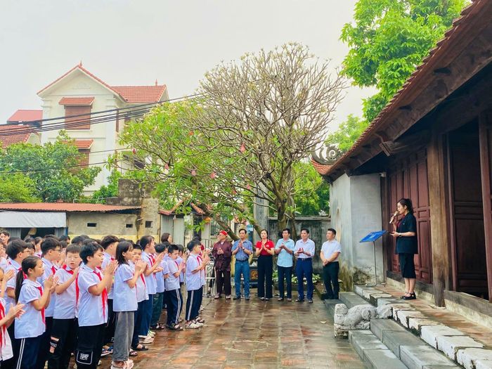 Học sinh Trường Tiểu học Đan Phượng tham quan đình Đại Phùng. Ảnh: ĐP