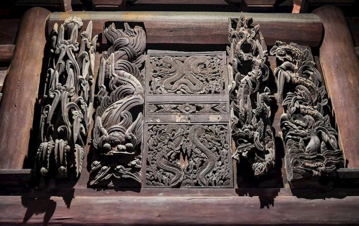 Những mảng chạm khắc đặc sắc trong đình Đại Phùng. Ảnh: Thiên Tú
