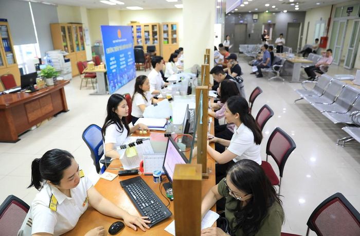 Người nộp thuế giao dịch tại Thuế cơ sở 4, Thuế Hà Nội. Ảnh: Nguyễn Quang