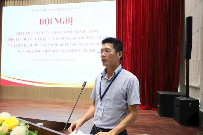 Đại diện Sở Xây dựng Hà Nội phổ biến nội dung Nghị quyết số 69/2026/NQ-HĐND và giải đáp các câu hỏi tại tọa đàm. Ảnh: PV