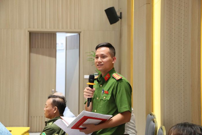 Đại diện Công an phường nêu câu hỏi tại tọa đàm. Ảnh: PV