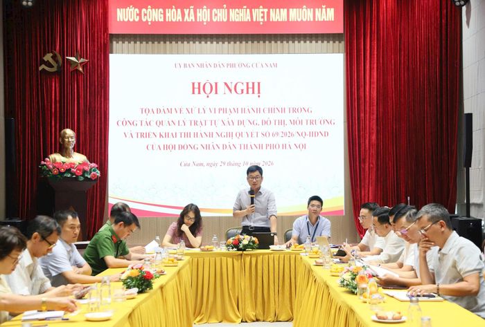Phó Chủ tịch Thường trực UBND phường Cửa Nam Nguyễn Tùng Lâm điều hành phần thảo luận tại tọa đàm. Ảnh: PV