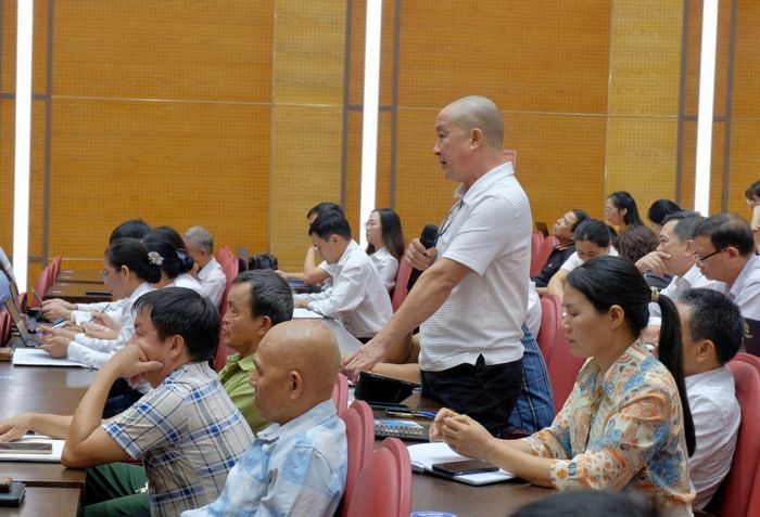 Cử tri xã Sóc Sơn nêu ý kiến tại hội nghị. Ảnh: Tùng Nguyễn.