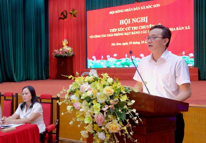 Trưởng phòng Hạ tầng, Nông nghiệp và Môi trường xã Sóc Sơn Nguyễn Thạch Bỉnh thông tin tại hội nghị. Ảnh: Tùng Nguyễn.