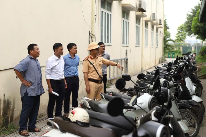 CSGT phối hợp với nhà trường kiểm tra bãi gửi xe của học sinh. Ảnh: Phạm Công