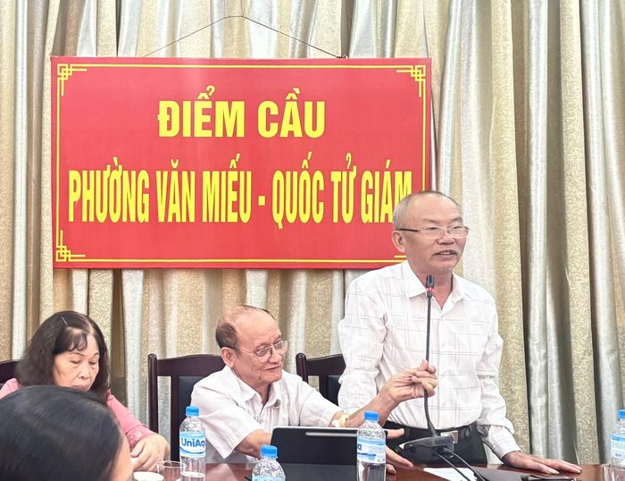 Đại biểu là Bí thư Chi bộ tổ dân phố trao đổi tại hội nghị. Ảnh: Vân Hà
