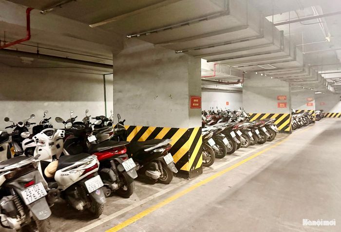 Nhiều chung cư trên địa bàn Hà Nội đang loay hoay cho giải pháp chuyển đổi phương tiện xanh. Ảnh: PV