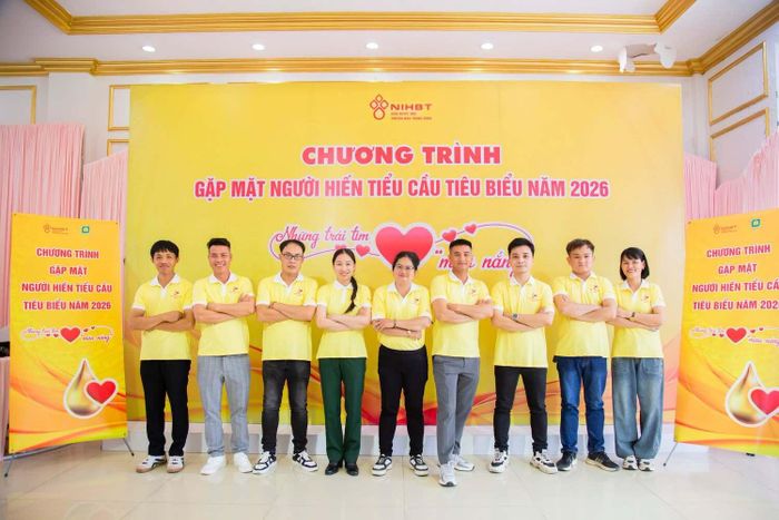 Cô giáo Phạm Thị Thùy Trang (thứ 5 từ trái sang) tham dự chương trình Gặp mặt người hiến tiểu cầu năm 2026 do Viện Huyết học-Truyền máu Trung ương tổ chức. Ảnh: BVCC