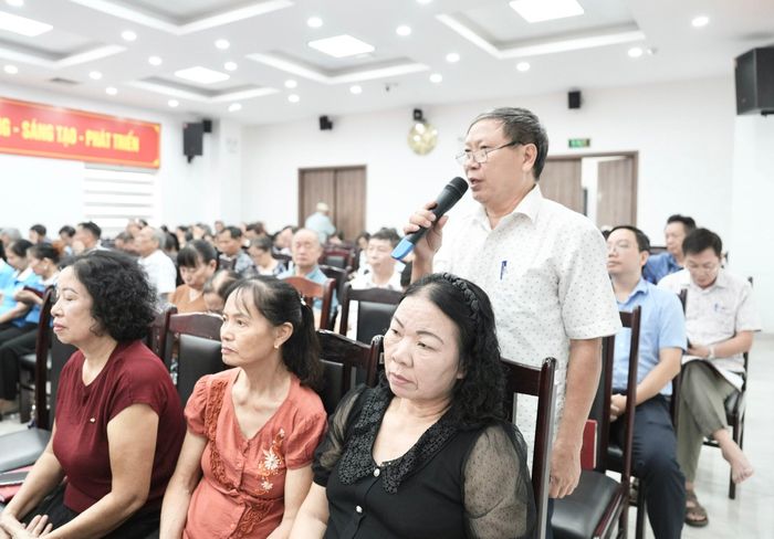Đại diện các tổ dân phố, chi bộ và ban công tác mặt trận đã phản ánh những vấn đề trong đời sống. Ảnh: Hồng Thái