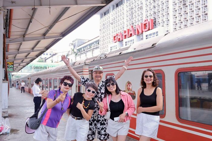 Du khách khởi hành từ ga Hà Nội, trải nghiệm hành trình tàu hỏa kết hợp khám phá ẩm thực Hải Phòng. Ảnh: Du lịch Hành trình mới