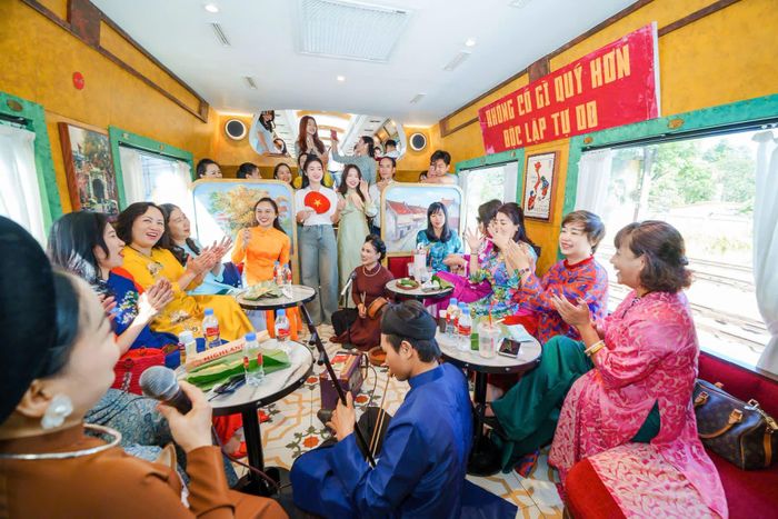 Tàu du lịch “Hà Nội 5 cửa ô” kết hợp trải nghiệm cảnh quan, văn hóa và nghệ thuật truyền thống trên hành trình kết nối Thủ đô với vùng Kinh Bắc. Ảnh: The Hanoi Train