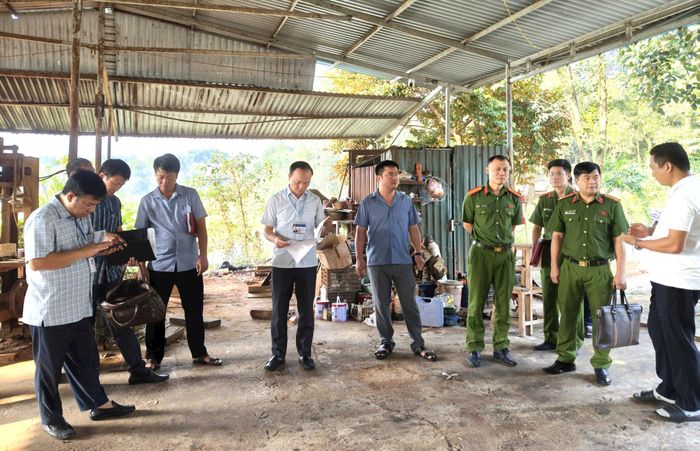 Công tác kiểm tra nhằm tăng cường quản lý đất đai, trật tự xây dựng, PCCC, kịp thời phát hiện và xử lý các vi phạm trên địa bàn. Ảnh: Thùy Nam