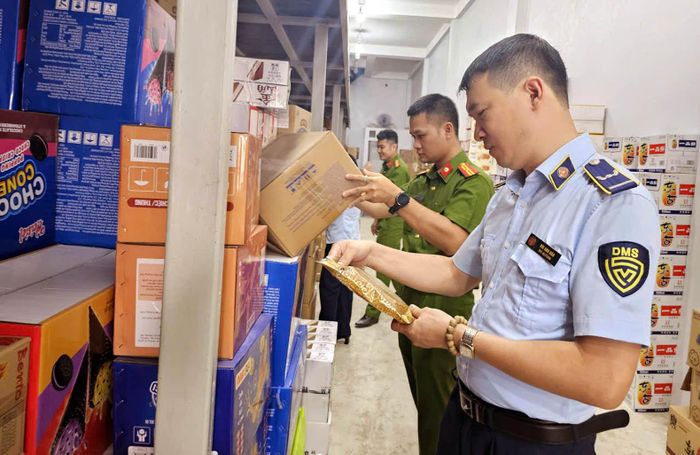 Hoạt động kiểm tra hàng hóa của lực lượng Quản lý Thị trường Hà Nội. Ảnh: Hoài Nam