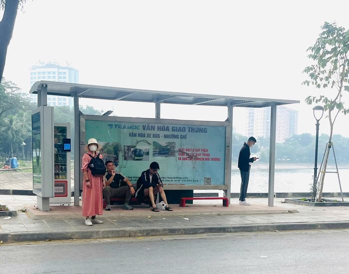 Điểm dừng xe buýt được bố trí ghế ngồi và mái che, tạo thuận lợi cho người dân nghỉ chân, chờ phương tiện, nhất là người cao tuổi. Ảnh: PV