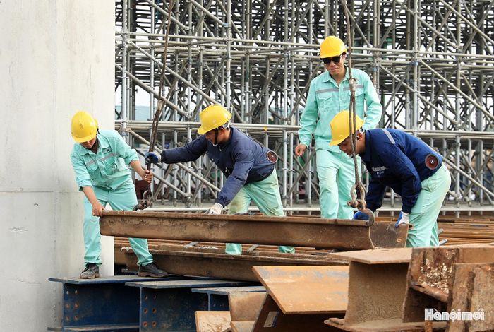Công việc được công nhân tiến hành khẩn trương để bảo đảm tiến độ công trình.