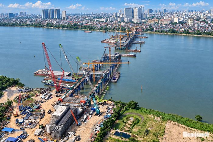 Công trình được thiết kế với kết cấu vòm thép, hai đường cong tiếp xúc và lặp lại tạo thành hình tượng "vô cực". Mặt cầu rộng khoảng 43m.