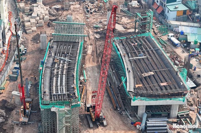 Công trường thi công cầu Trần Hưng Đạo hướng phường Hồng Hà sang phường Bồ Đề.