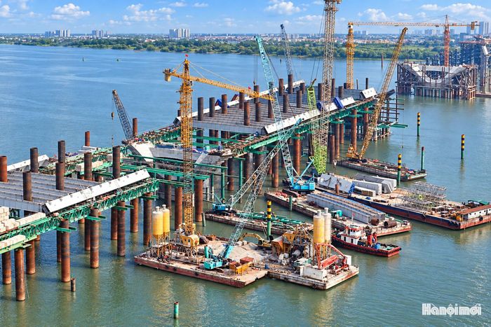 Được biết, đối với cầu chính, đơn vị thi công đã hoàn thành 128 cọc khoan nhồi và 7 bệ trụ cầu.