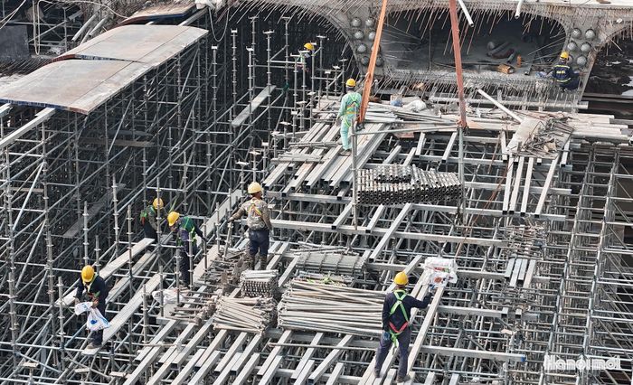 Để giữ tiến độ, các nhà thầu duy trì 28 mũi thi công với khoảng 700 nhân sự và hơn 120 máy móc, thiết bị chuyên dụng.