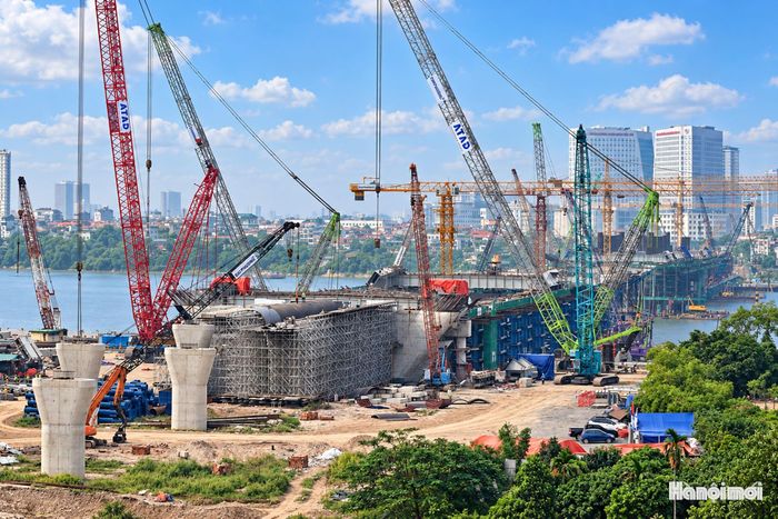 Công nhân thi công dầm thép tại khu vực phường Hồng Hà.