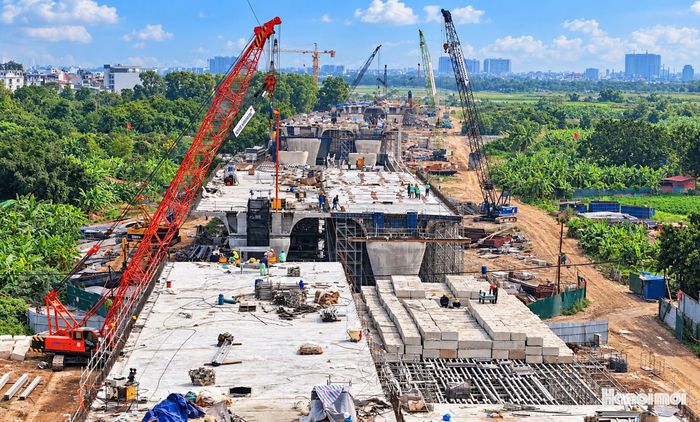 Theo chủ đầu tư, hiện dự án đã chuyển sang phần kết cấu thép. Toàn bộ khoảng 26.275 tấn thép kết cấu đã được nhập về các nhà máy để gia công.