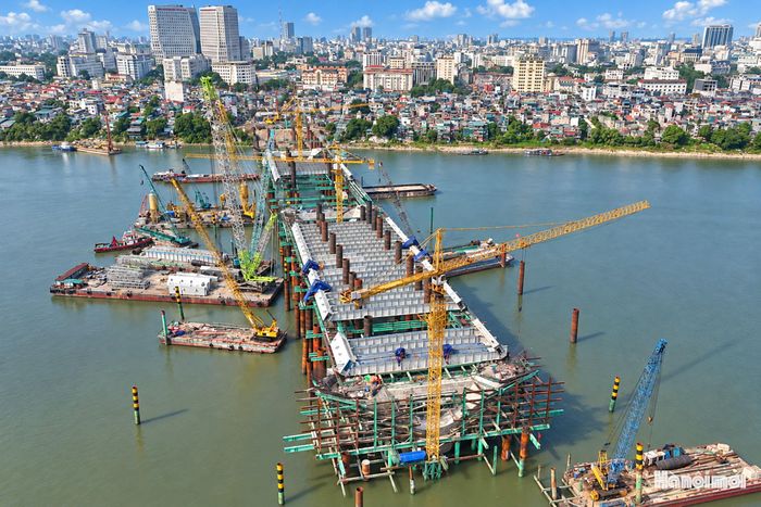Cầu chính vượt sông Hồng dài 870m, gồm 6 nhịp, mỗi nhịp dài 145m.