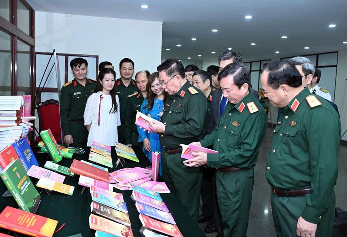 Đại tướng Nguyễn Trọng Nghĩa và các đại biểu tham quan trưng bày sách về "Những tấm gương bình dị mà cao quý. Ảnh: Trọng Hải