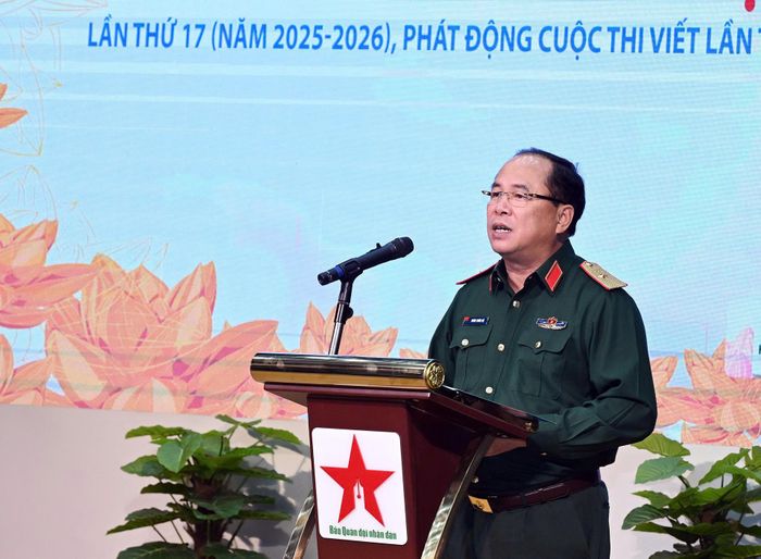 Thiếu tướng Đoàn Xuân Bộ, Tổng Biên tập Báo Quân đội nhân dân, Trưởng Ban tổ chức cuộc thi đã phát động cuộc thi viết lần thứ 18. Ảnh: Trọng Hải