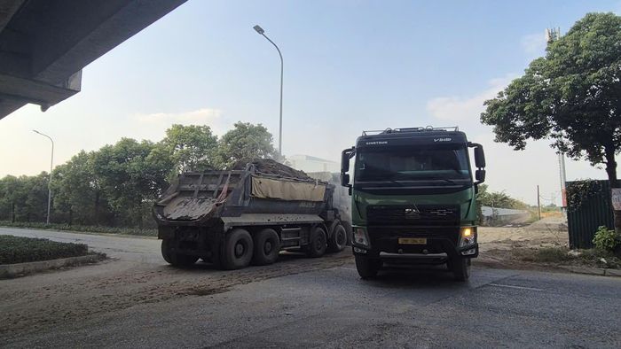 Một chiếc xe tải không che chắn, không được phủ bạt, đất vượt thành thùng (không rõ của đơn vị nào) đi vào điểm đổ của các xe chở đất dự án Khu đô thị mới G19. Ảnh: HL