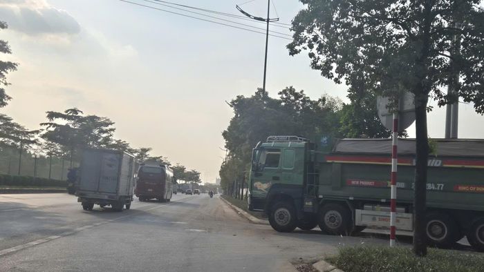 Xe chở đất từ dự án Khu đô thị mới G19 đi đến điểm đổ. Ảnh: HL