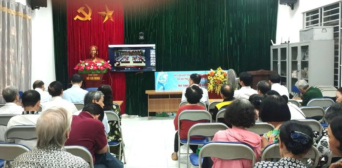 Nhờ Hệ thống hội nghị trực tuyến kết nối đến 5 điểm nhà SHCĐ, người dân phường Vĩnh Tuy có thể dự họp gần nơi cư trú, tương tác trực tiếp với điểm cầu trung tâm. Ảnh: PV