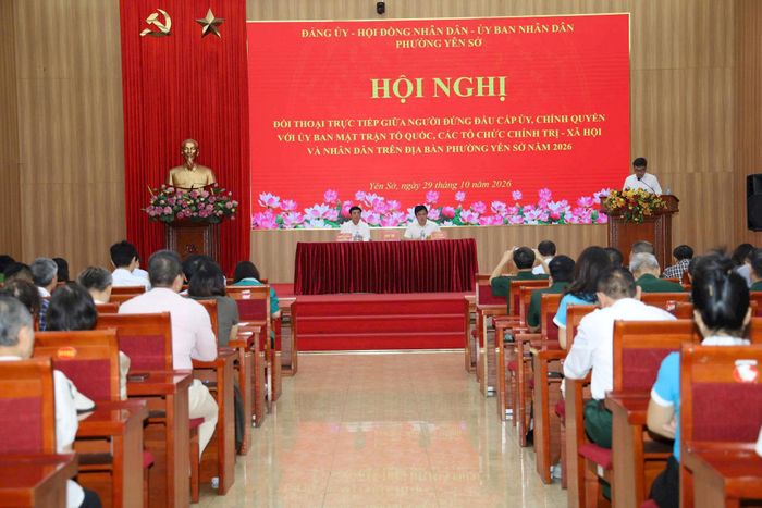 Lãnh đạo phường Yên Sở đã tập trung giải đáp những kiến nghị về quản lý đô thị, cải cách hành chính và các vấn đề dân sinh. Ảnh: Thái Phương