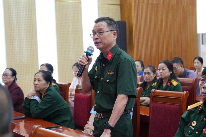 Đại biểu Nguyễn Văn Thất, Tổ dân phố Pháp Vân 4, phát biểu tại hội nghị. Ảnh: Thái Phương
