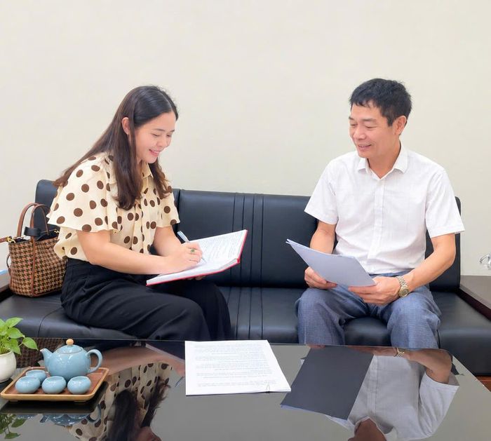 Ông Triệu Minh Ngọc, Tổ trưởng Tổ hòa giải Tổ dân phố số 2 Triều Khúc chia sẻ câu chuyện với phóng viên. Ảnh: Thu Uyên