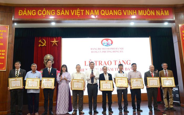 Dịp này, Đảng bộ phường Hồng Hà có 469 đảng viên được trao tặng Huy hiệu 35 năm tuổi Đảng. Ảnh: PV